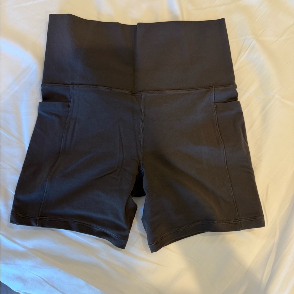 Athleta Salutation Stash 5” Short